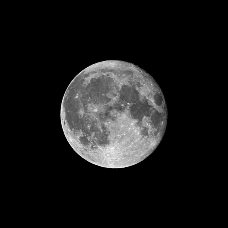 IMAGE: http://www.arumdevil.com/stuff/pics/photo/moon/moon.jpg